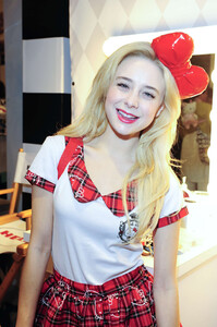 Alessandra-Torresani_-Sephoras-Hello-Kitty-Beauty-Shop--06.jpg