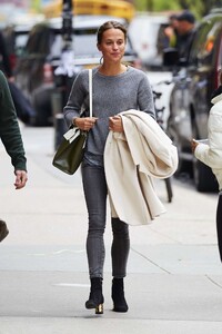 Alicia-Vikander-in-Jeans-Leaves-Her-Hotel--02.jpg