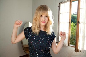 Alison-Sudol-Excellebt-Bangs-Hairstyle.jpg