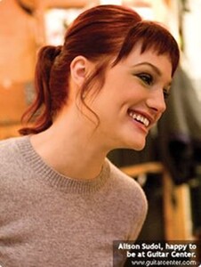 Alison-Sudol-Short-Ponytail-Hairstyle.jpg