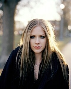 Avril-Cosmo-Girl-outtakes-avril-lavigne-15951382-320-400.jpg