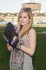 Avril-Lavigne-July-20-avril-lavigne-14010664-333-500.jpg