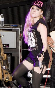 Avril-Lavigne-Live-at-Mountain-View-California-3.jpg