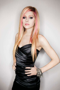 Avril-Lavigne-at-Wild-Rose-Photoshoot-7.jpg