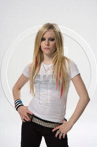 Avril-Lavigne-avril-lavigne-2725978-333-500.jpg