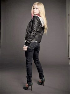 Avril-UNSEEN-Outtakes-2009-2010-avril-lavigne-15977871-468-625.jpg