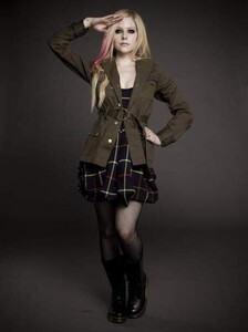 Avril-UNSEEN-Outtakes-2009-2010-avril-lavigne-15977877-374-500.jpg