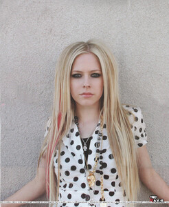 Avril-UNSEEN-outtakes-2009-2010-avril-lavigne-15977911-1233-1500.jpg