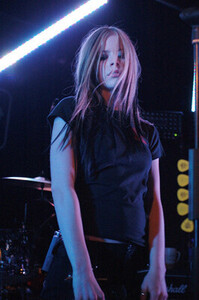 Avril-rare-pics-avril-lavigne-16579551-266-400.jpg