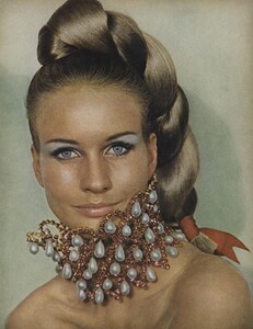 Beauty_US_Vogue_October_15th_1965_02.thumb.jpg.3a6c541fff0e0c007ea45cc1533d470a.jpg