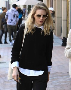 Brit-Marling-out-in-Los-Angeles--02.jpg