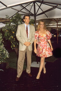 CLAUDIA-SCHIFFER-BILL-GAINS-C-1300-MOSTRA-VALENTNO-ACCADEMIA-VALENTINO-ROMA-07-06-1991-571_resize.jpg