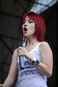 Cherry-Red-Hair-hayley-williams-hair-20601073-334-500.jpg