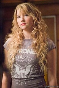 Curly-Hairstyle-Of-Haley-Bennett-534x800.jpg
