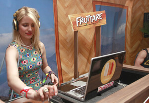 Dianna_Agron_-_Coachella_Fruttare_Hangout_-_002.jpg