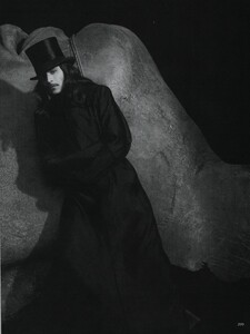 Dracula_Ritts_US_Vogue_November_1992_02.thumb.jpg.28919c0141627c63755420bb554b6eb3.jpg