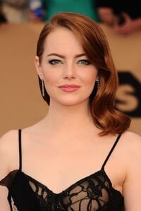 Emma_Stone-SAG_Awards-Los_Angeles-Jan_29_2017-002.jpg