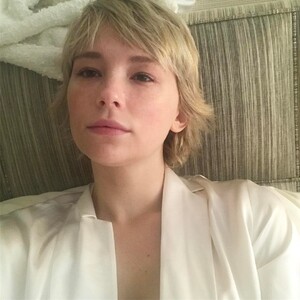Haley-Bennett-Met-Gala-New-York-May-1-2017-001.jpg
