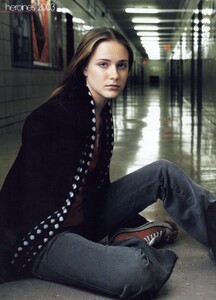 Heroines_Leibovitz_US_Vogue_December_2003_13.thumb.jpg.b6f23496f813f52785f639ce264fc9a4.jpg
