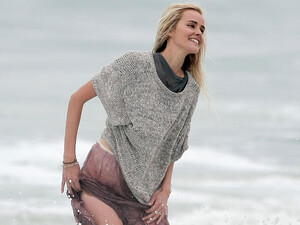 Isabel-Lucas-Knight-of-Cups-set-candids-in-Malibu-030.jpg