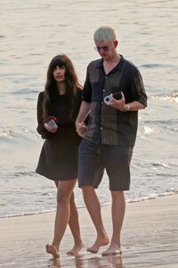 Jameela-Jamil---Stroll-on-the-Miramar-beach-01.jpg