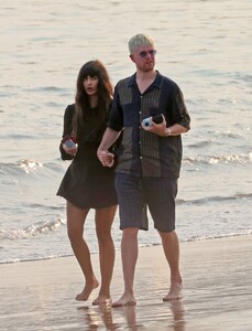 Jameela-Jamil---Stroll-on-the-Miramar-beach-02.jpg