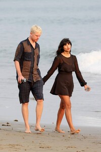 Jameela-Jamil---Stroll-on-the-Miramar-beach-03.jpg