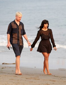 Jameela-Jamil---Stroll-on-the-Miramar-beach-04.jpg