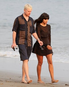 Jameela-Jamil---Stroll-on-the-Miramar-beach-06.jpg