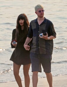 Jameela-Jamil---Stroll-on-the-Miramar-beach-07.jpg