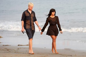 Jameela-Jamil---Stroll-on-the-Miramar-beach-12.jpg