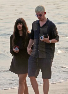 Jameela-Jamil---Stroll-on-the-Miramar-beach-14.jpg