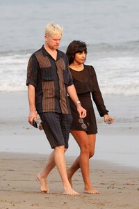 Jameela-Jamil---Stroll-on-the-Miramar-beach-18.jpg