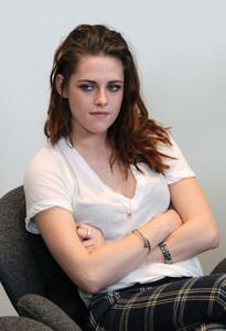 KRISTEN-STEWART-at-Variety-Awards-Studio-in-Los-Angeles-11.jpg