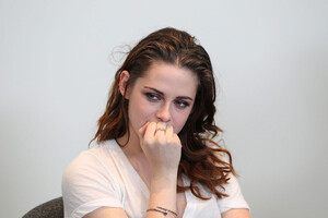 KRISTEN-STEWART-at-Variety-Awards-Studio-in-Los-Angeles-20.jpg