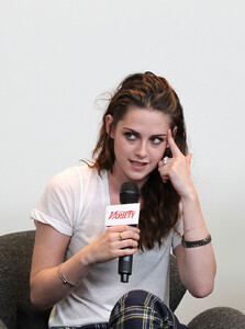 KRISTEN-STEWART-at-Variety-Awards-Studio-in-Los-Angeles-7.jpg