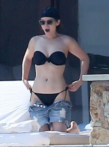 Kate-Mara-in-Black-Bikini-2016--08-662x889.jpg