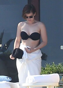 Kate-Mara-in-Black-Bikini-2016-12.jpg