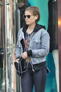 Kate-Mara-in-Tights-Shopping--04-768x1152.jpg