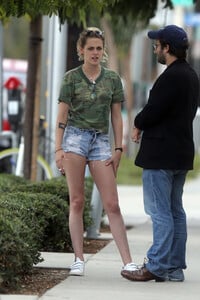 Kristen-Stewart-in-Cut-offs--14.jpg