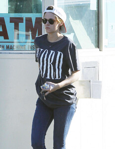 Kristen-Stewart-in-Jeans--09.jpg
