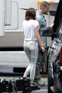 Kristen-Stewart-in-Tight-jeans--04.jpg