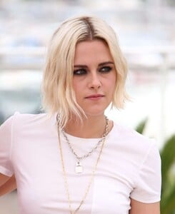 Kristen-Stewart_-Cafe-Society-Photocall-at-69th-Cannes-Film-Festival--01.jpg