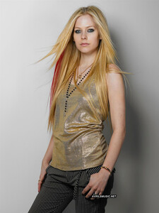 Lucky-Magazine-Outtakes-2008-avril-lavigne-15923272-1126-1500.jpg