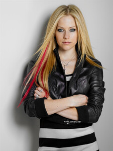Lucky-Magazine-Outtakes-2008-avril-lavigne-15923275-1126-1500.jpg