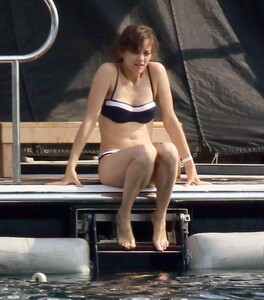 Marion-Cotillard-hot-bikini.jpg