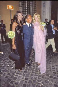 NAOMI-CAMPBE-VALENTINO-GARAVANI-E-CLAUDIA-SHIFFER-MAURIZIO-FALDONE-39-VALENTINO-GARAVANI753_resize.jpg