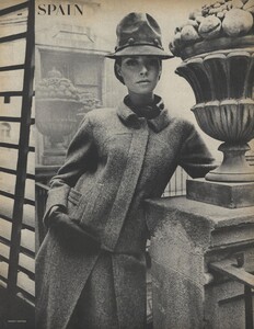 Newton_US_Vogue_October_15th_1965_04.thumb.jpg.ddf82693ba8dfdb705328d865167b385.jpg