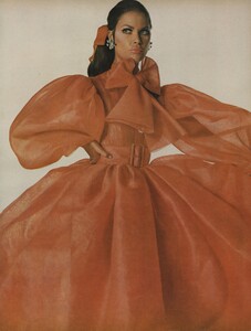 Norell_Waldeck_US_Vogue_April_1st_1968_02.thumb.jpg.50c3f90cf39e5e8f7f076318f0efcc21.jpg