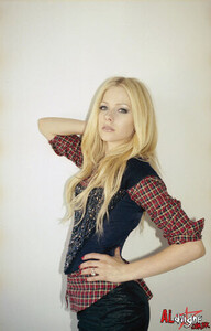 Nylon-Magazine-Outtakes-avril-lavigne-12869761-320-500.jpg